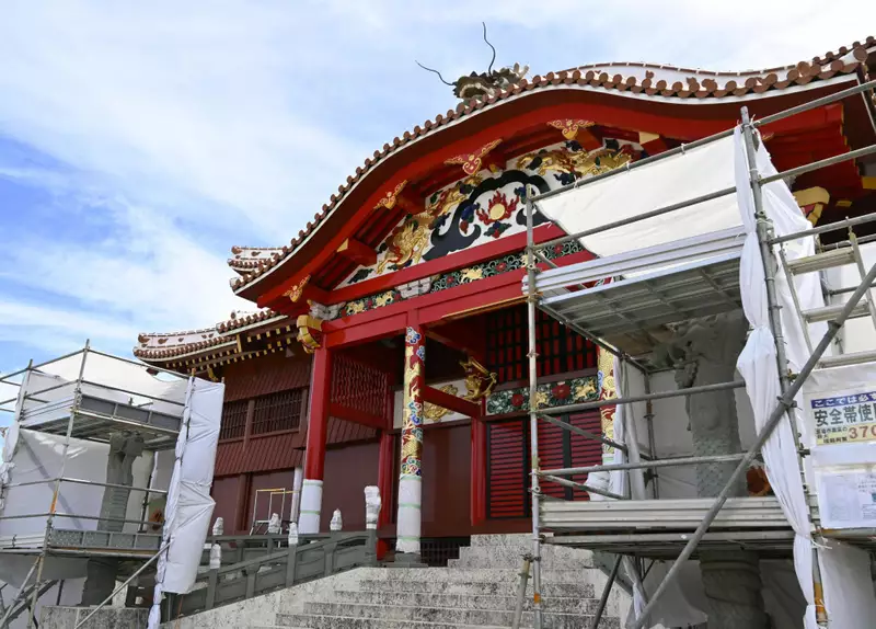 首里城向媒體揭幕了兩根“大龍柱”，並完成了兩條走廊的建設。