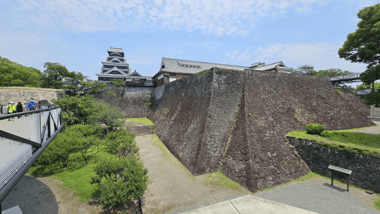 熊本城石牆上的 40 個地點在地震中受損；全面修復可能會比原計劃的 2052 年推遲。