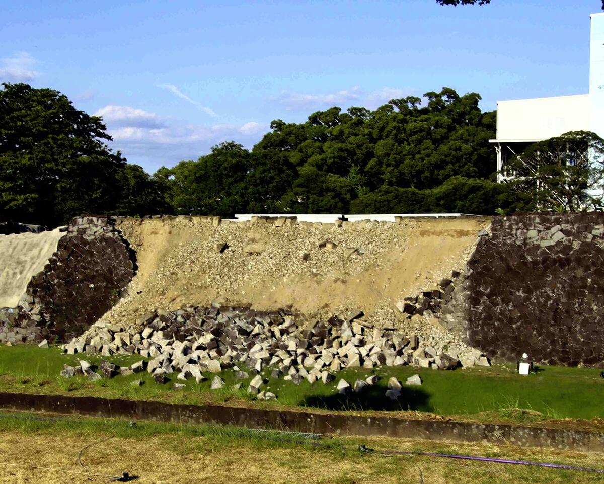 熊本城多處石牆崩塌…熊本縣發生7級地震