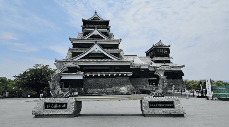 熊本城目前暫時關閉，並宣布取消8月的活動；石牆崩塌造成的損失也已被證實。