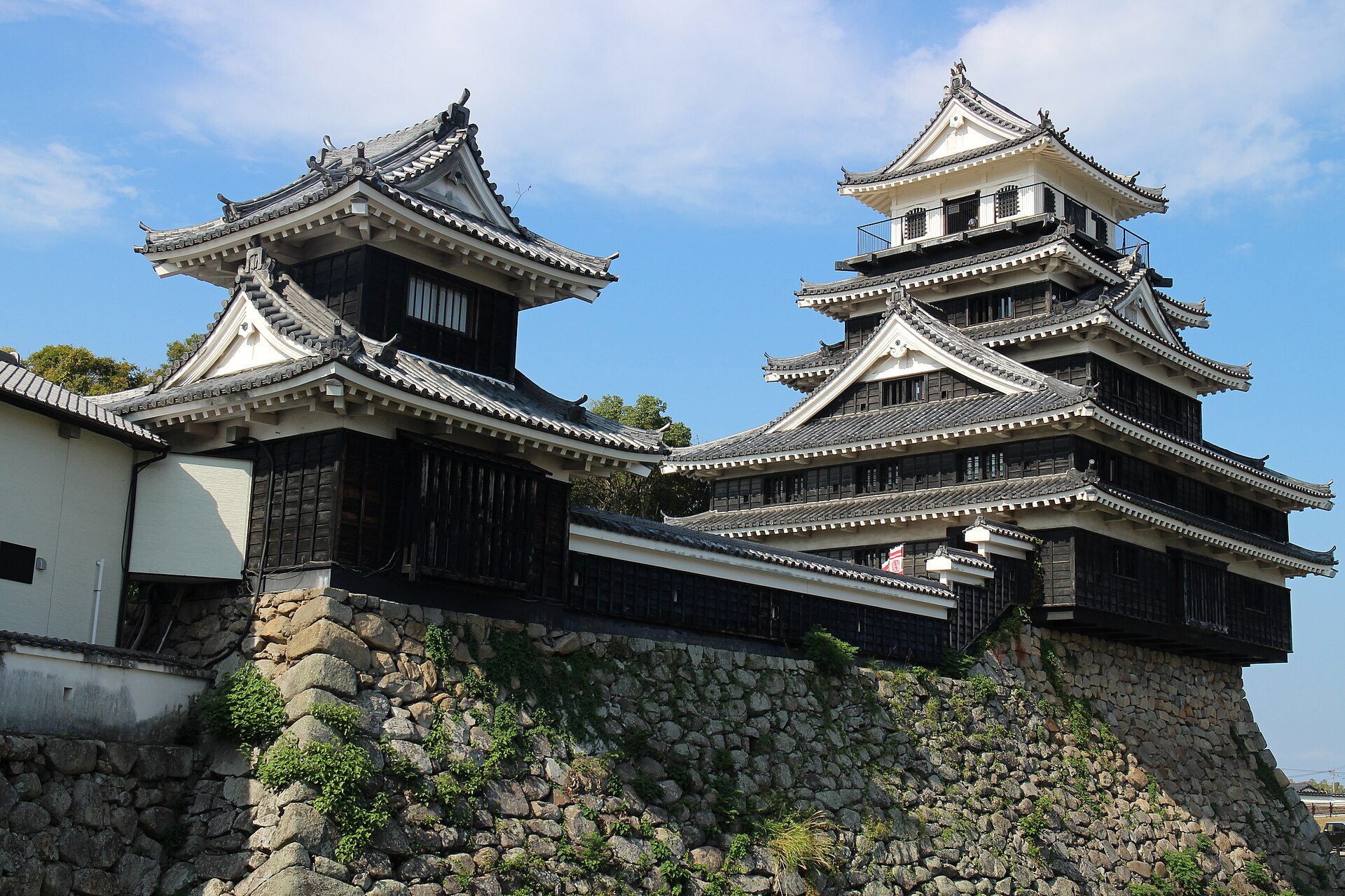 中津城以「天花統一」為理念，變身為「花之城」。城樓前的花園和城內裝飾…改造工程已完成